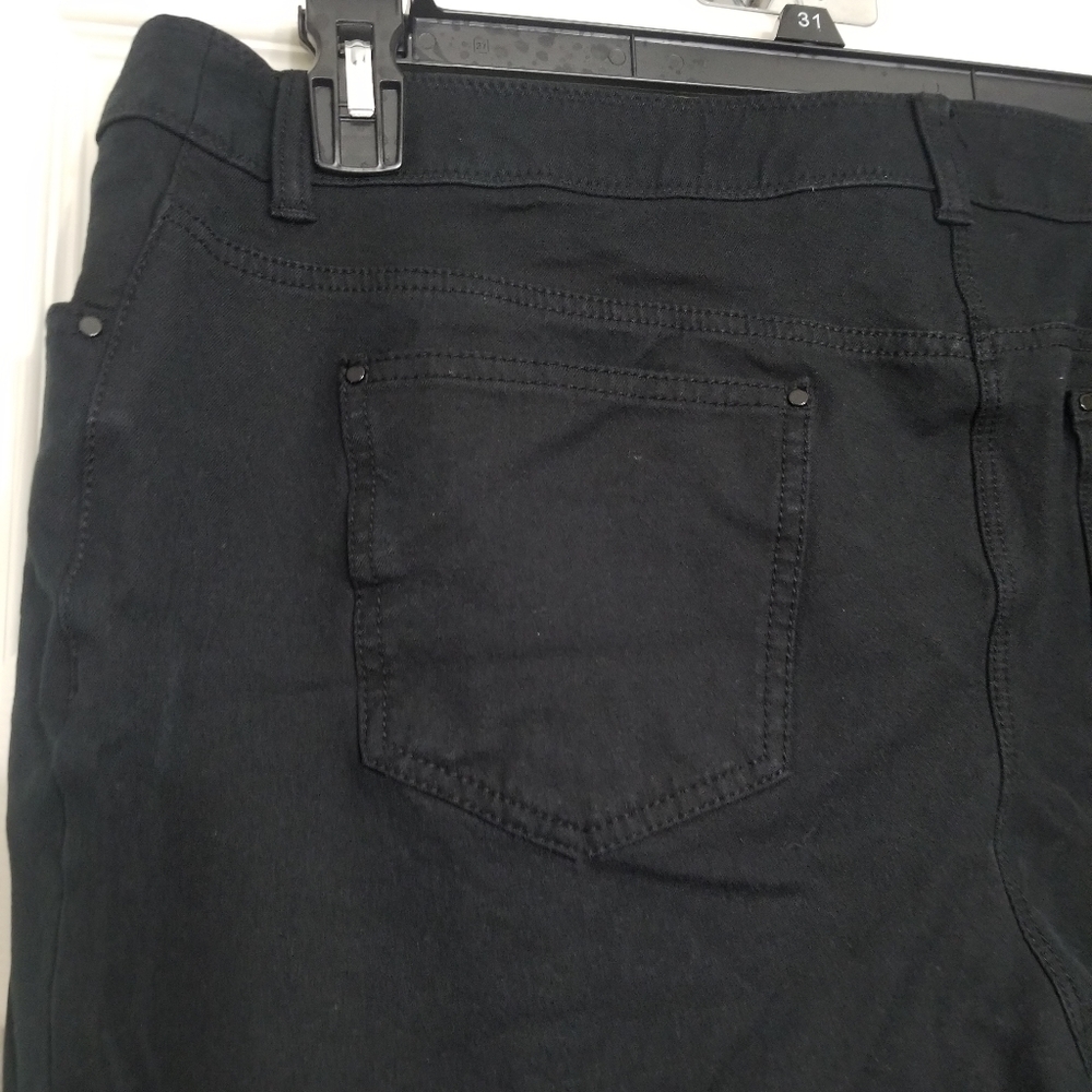 Chicos sz 3 black ankle crops